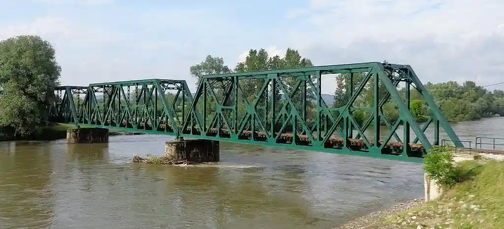Metal truss bridge